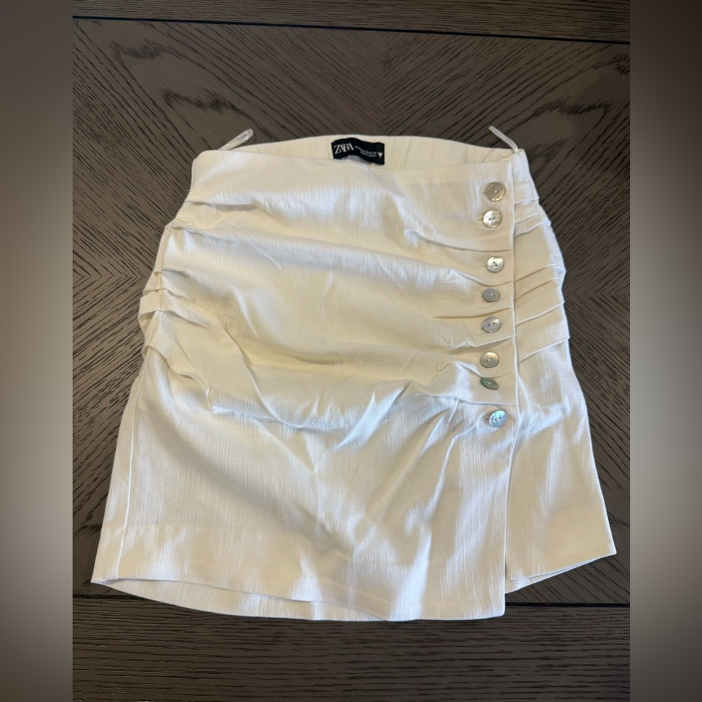 Zara Off-White Buttoned Mini Skirt - Picture 2 of 2